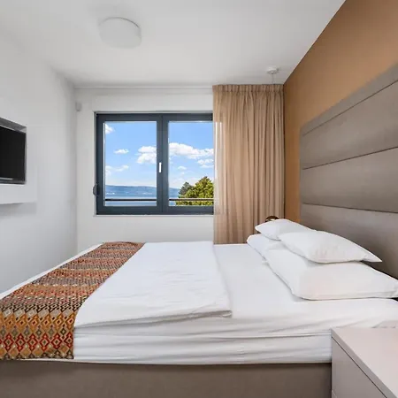 Luxury, Seafront Petra With Heated Pool Only 50m From Omiš