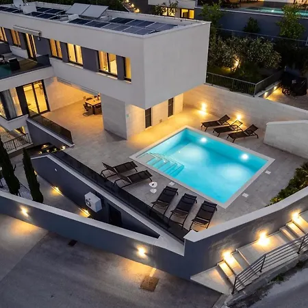 Luxury, Seafront Petra With Heated Pool Only 50m From Villa
