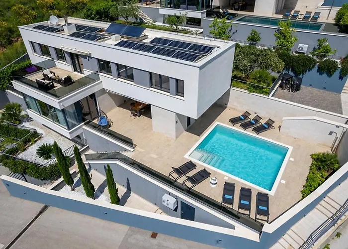 Luxury, Seafront Petra With Heated Pool Only 50m From