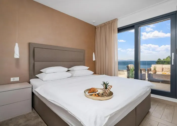 Villa Luxury, Seafront Petra With Heated Pool Only 50m From Omiš