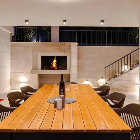 Luxury, Seafront Petra With Heated Pool Only 50m From Omiš