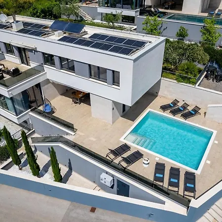 Luxury, Seafront Petra With Heated Pool Only 50m From