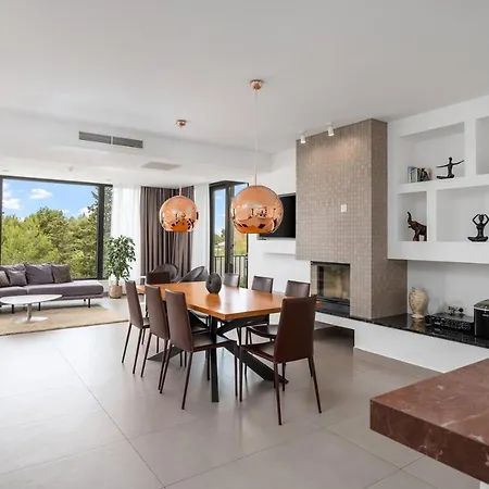 Luxury, Seafront Petra With Heated Pool Only 50m From Villa
