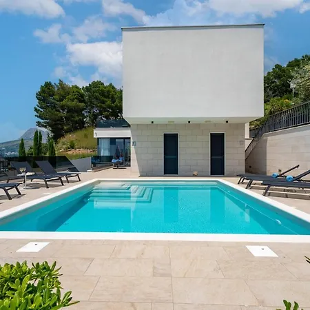 Luxury, Seafront Petra With Heated Pool Only 50m From *
