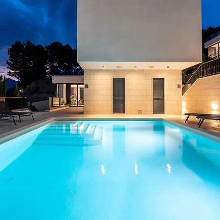 Luxury, Seafront Petra With Heated Pool Only 50m From *
