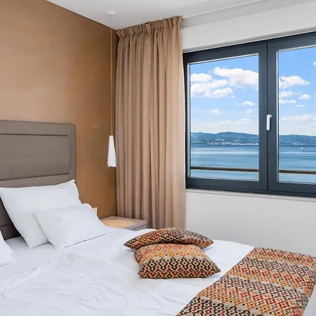 Luxury, Seafront Petra With Heated Pool Only 50m From Villa Omiš