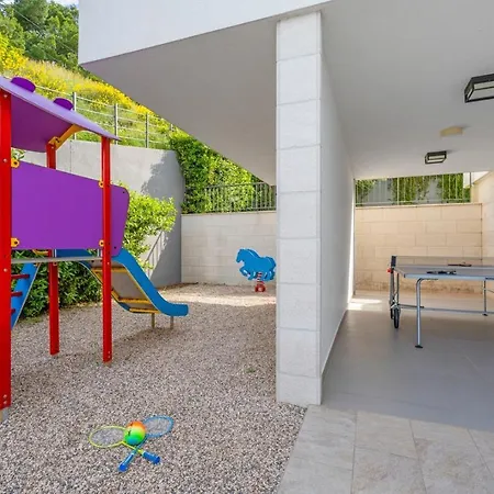 Luxury, Seafront Petra With Heated Pool Only 50m From * Omiš