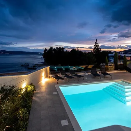 Luxury, Seafront Petra With Heated Pool Only 50m From
