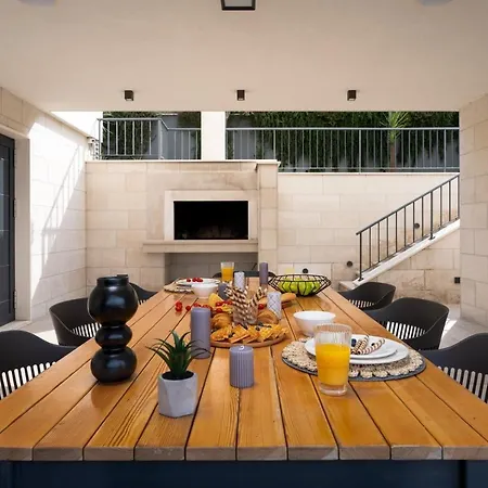 Luxury, Seafront Petra With Heated Pool Only 50m From *