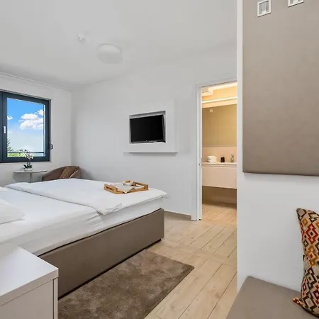 Luxury, Seafront Petra With Heated Pool Only 50m From Villa Omiš