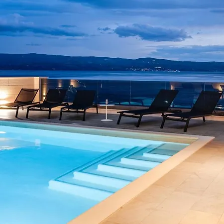 Villa Luxury, Seafront Petra With Heated Pool Only 50m From Omiš